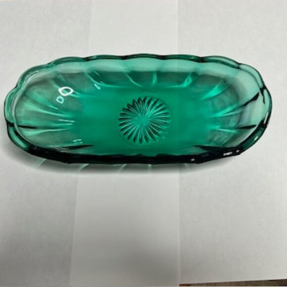 VTG Green Glass Scalloped Edges Intricate Center Design Oval Oblong Serving Dish - Picture 2 of 10